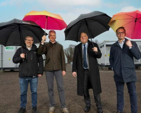 Foto - Johan Holmstedt, CEO Landskrona Energi; Frank Amend, Axpo Group, Head of Batteries & Hybrid Systems; Torkild Strandberg, chairman of the municipal council in the city of Landskrona; Håkon Røhne, Managing Director Axpo Nordic