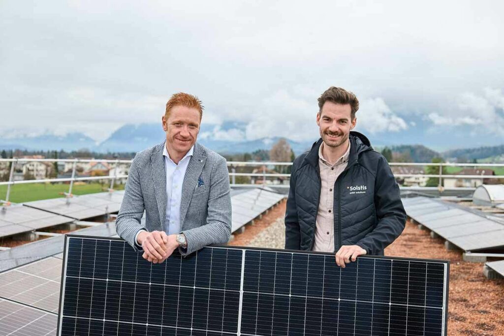 Frédéric Palli (Leiter PV der BKW Building Solutions, links) und Roman Grabherr (Geschäftsführer Solstis Deutschschweiz). © BKW