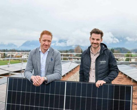 Frédéric Palli (Leiter PV der BKW Building Solutions, links) und Roman Grabherr (Geschäftsführer Solstis Deutschschweiz). © BKW