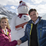 Gabriele Burn, Mitglied der Geschäftsleitung Raiffeisen Schweiz, und Urs Lehmann, Präsident Swiss-Ski, freuen sich auf drei weitere Jahre Zusammenarbeit.