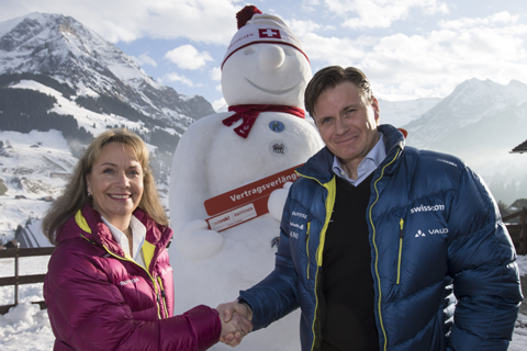 Gabriele Burn, Mitglied der Geschäftsleitung Raiffeisen Schweiz, und Urs Lehmann, Präsident Swiss-Ski, freuen sich auf drei weitere Jahre Zusammenarbeit.