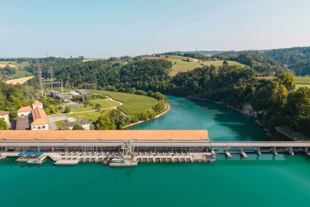 Das Wasserkraftwerk und die Unterstation Mühleberg (© BKW, Daniel Hager)