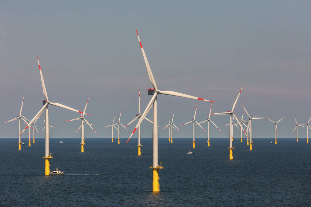 Die 80 Turbinen von Butendiek stehen in der Nordsee, rund 35 Kilometer vor der Westküste des nördlichen Schleswig-Holsteins. Foto: Paul Langrock