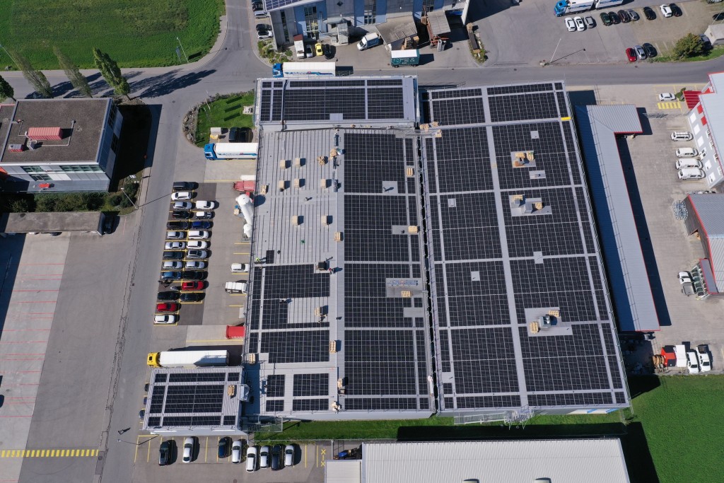 Die Hilcona Gruppe setzt ein deutliches Zeichen für den Ausbau erneuerbarer Energieträger.