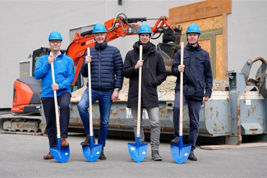Erfolgreicher Spatenstich für die nächste Wasserstoffproduktionsanlage in Bürglen/UR (von links nach rechts: Werner Jauch, CEO EWA-energie Uri, Alexander Streitzig, Schätzle AG, sowie Michael Limacher und Carlo Cirillo aus dem Wasserstoff-Team von Axpo.