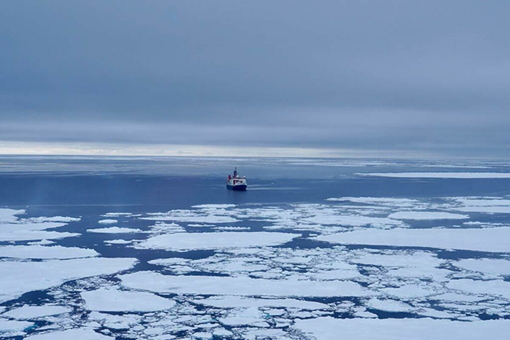 Mit dem Forschungsschiff Polarstern waren die Forschenden im südlichen Polarmeer unterwegs und nahmen Wasserproben, die sie auf kleinste Mikroplastikpartikel untersuchten. (Foto: Clara Leistenschneider, Universität Basel)