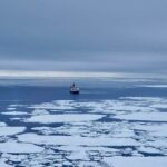 Mit dem Forschungsschiff Polarstern waren die Forschenden im südlichen Polarmeer unterwegs und nahmen Wasserproben, die sie auf kleinste Mikroplastikpartikel untersuchten. (Foto: Clara Leistenschneider, Universität Basel)