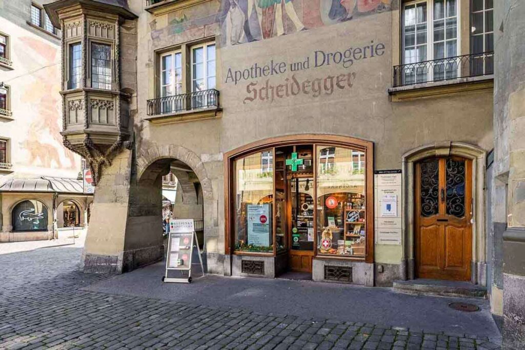 Die traditionsreiche Bären Apotheke am Zytglogge gehört seit Generationen zum Berner Stadtbild.
