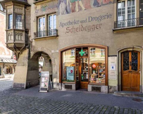 Die traditionsreiche Bären Apotheke am Zytglogge gehört seit Generationen zum Berner Stadtbild.
