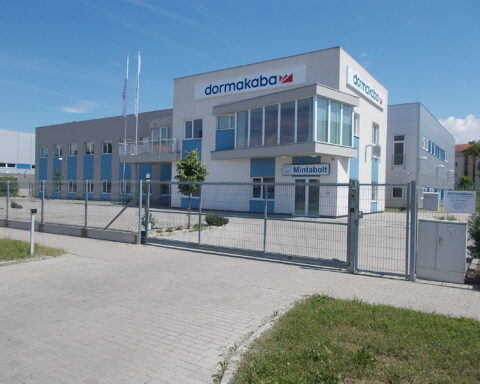 dormakaba-Gebäude mit Firmenschriftzug in Budapest, Ungarn, Aufnahme von 2017