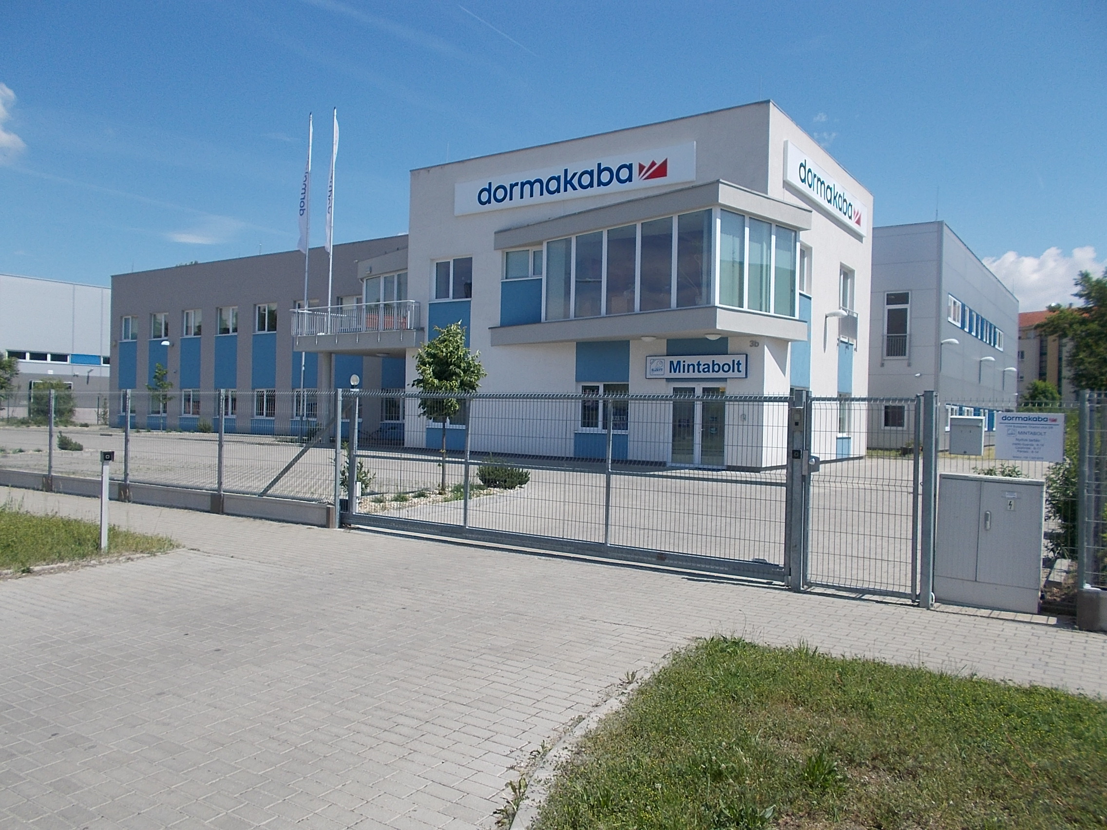 dormakaba-Gebäude mit Firmenschriftzug in Budapest, Ungarn, Aufnahme von 2017