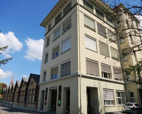 Mehrstöckiges ehemaliges Landis+Gyr-Gebäude an der Hofstrasse in Zug.