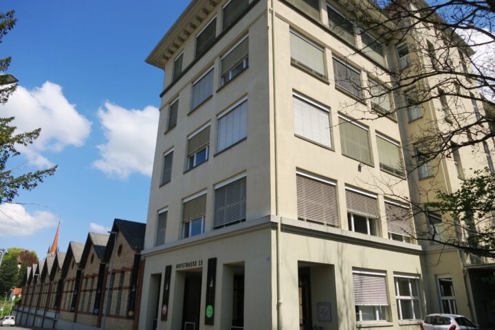 Mehrstöckiges ehemaliges Landis+Gyr-Gebäude an der Hofstrasse in Zug.