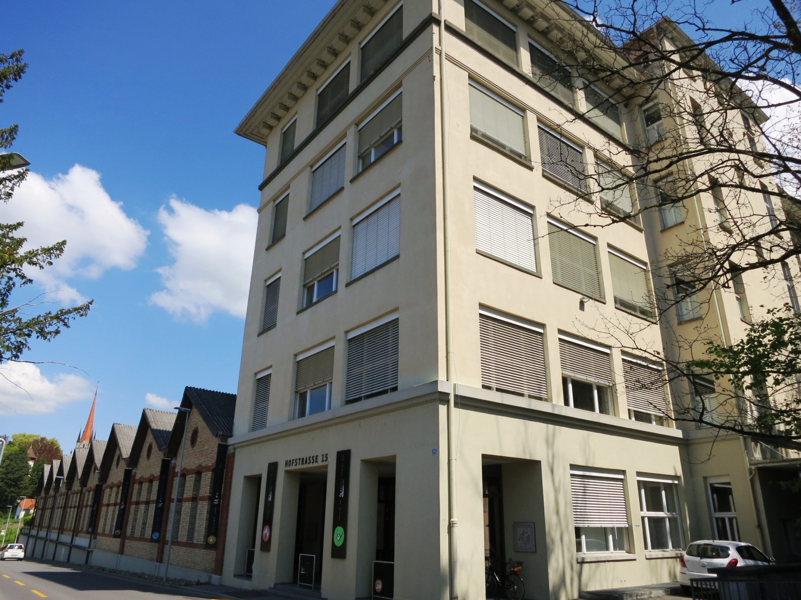 Mehrstöckiges ehemaliges Landis+Gyr-Gebäude an der Hofstrasse in Zug.