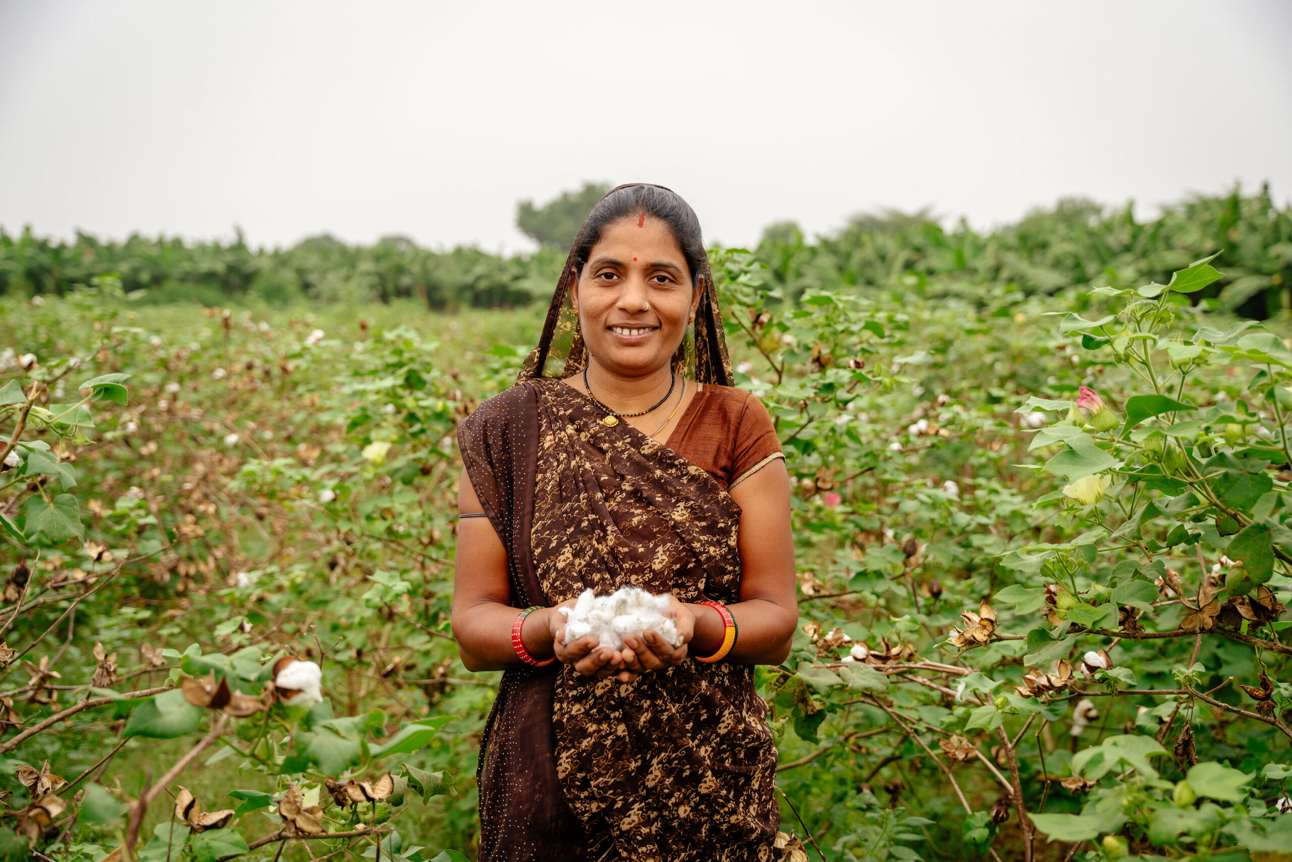 Bio-Baumwollbäuerin Monika Bai in einem Baumwollfeld in Indien