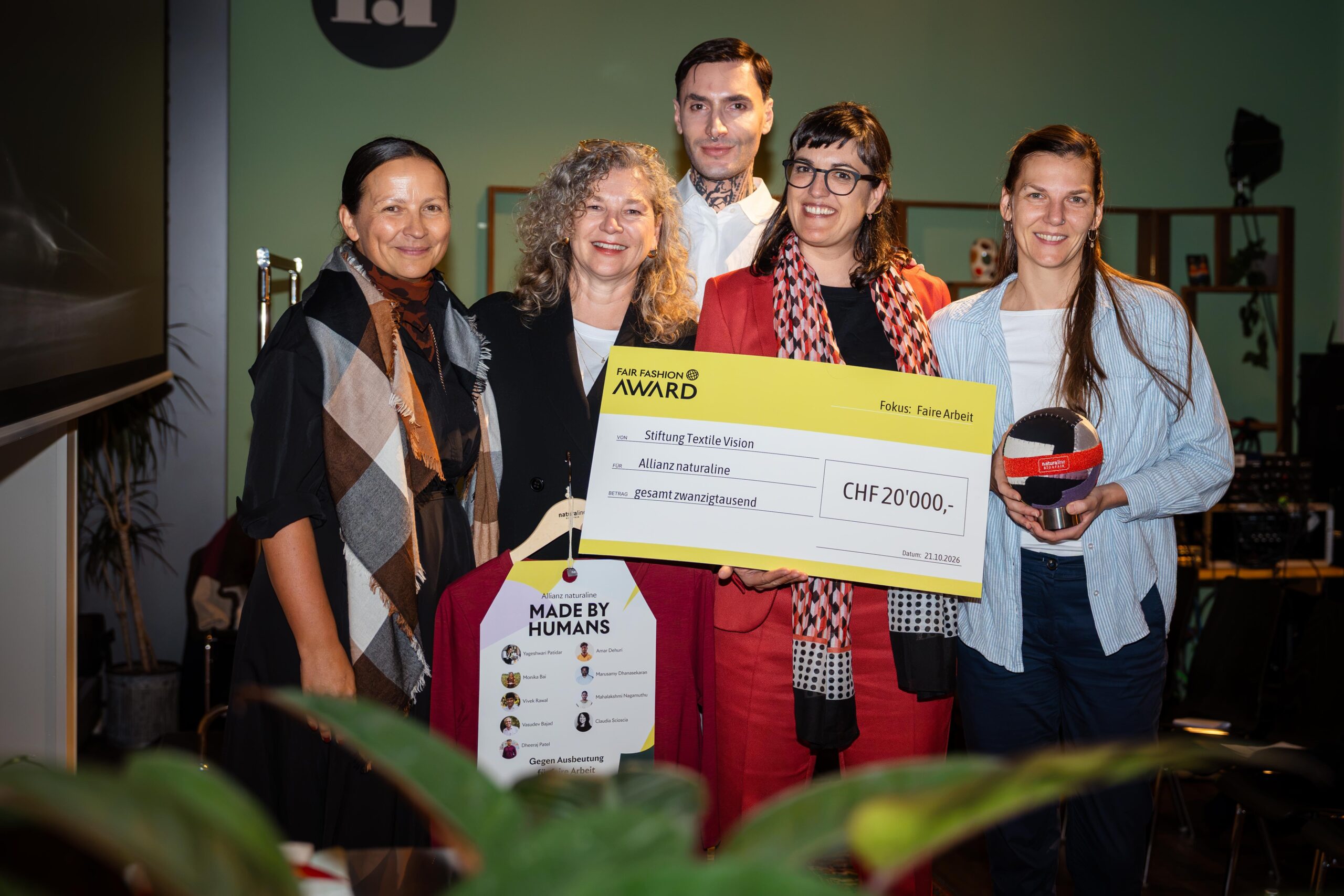 Vertreterinnen der Naturaline-Allianz und Jury-Mitglieder bei der Preisverleihung des Fair Fashion Award 2026
