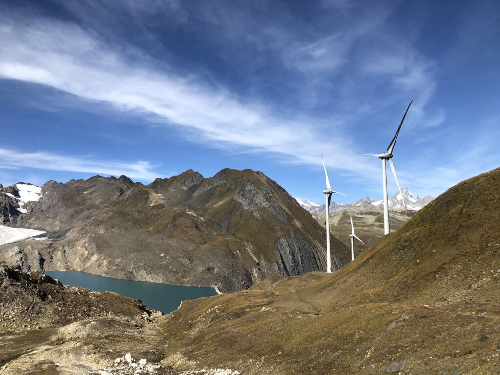 Gries-Staudamm am Griessee mit Windpark in der Schweiz.