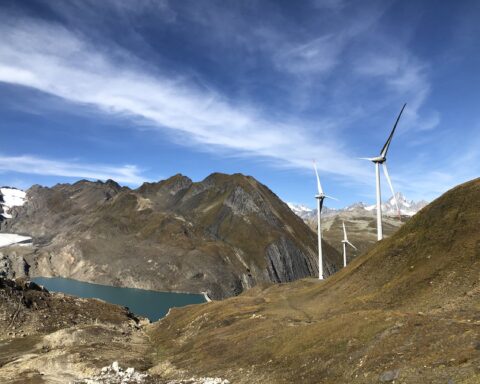 Gries-Staudamm am Griessee mit Windpark in der Schweiz.